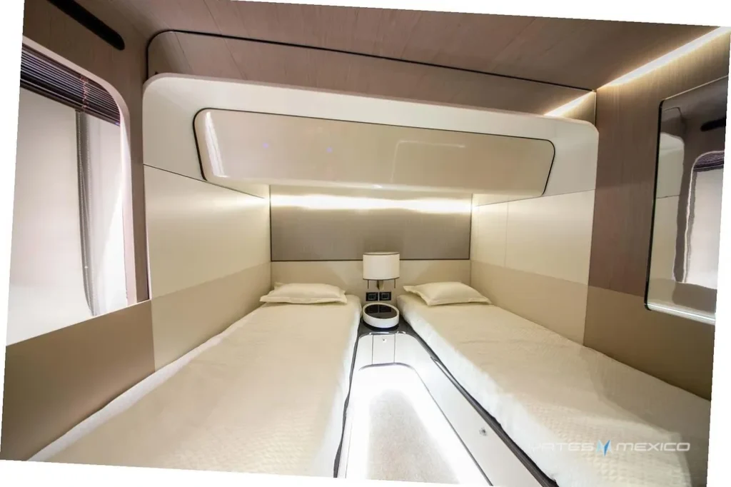 Azimut 90 yacht charter La Paz - cabins and en-suite heads photo 04