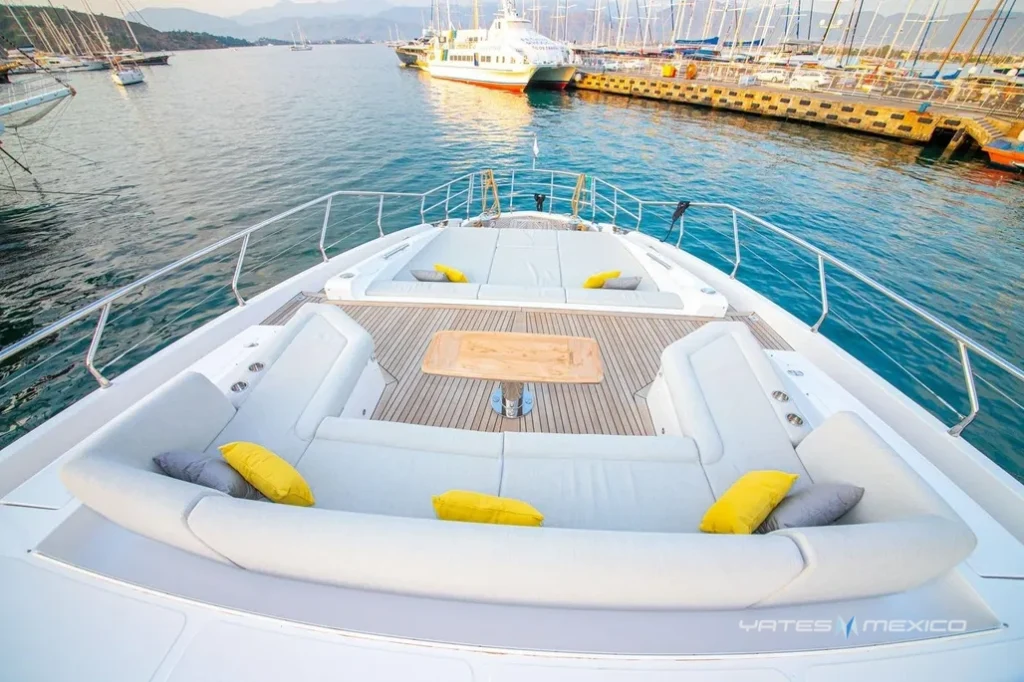 Azimut 90 yacht charter La Paz - decks and flybridge photo 01