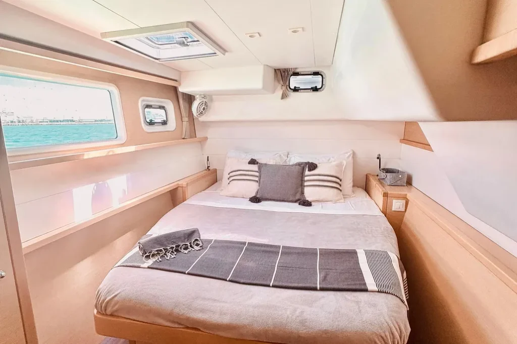 Lagoon 45 yacht charter La Paz - cabins and en-suite heads photo 01