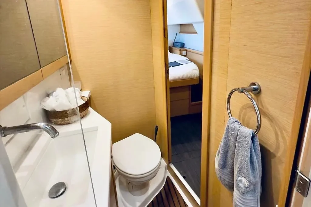 Lagoon 45 yacht charter La Paz - cabins and en-suite heads photo 04