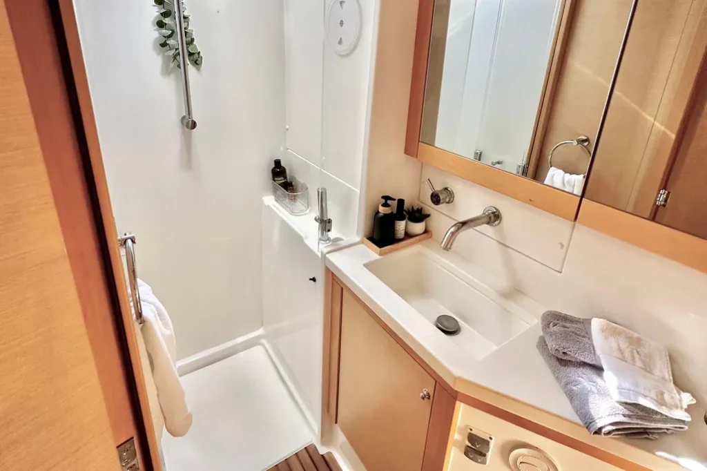 Lagoon 45 yacht charter La Paz - cabins and en-suite heads photo 05