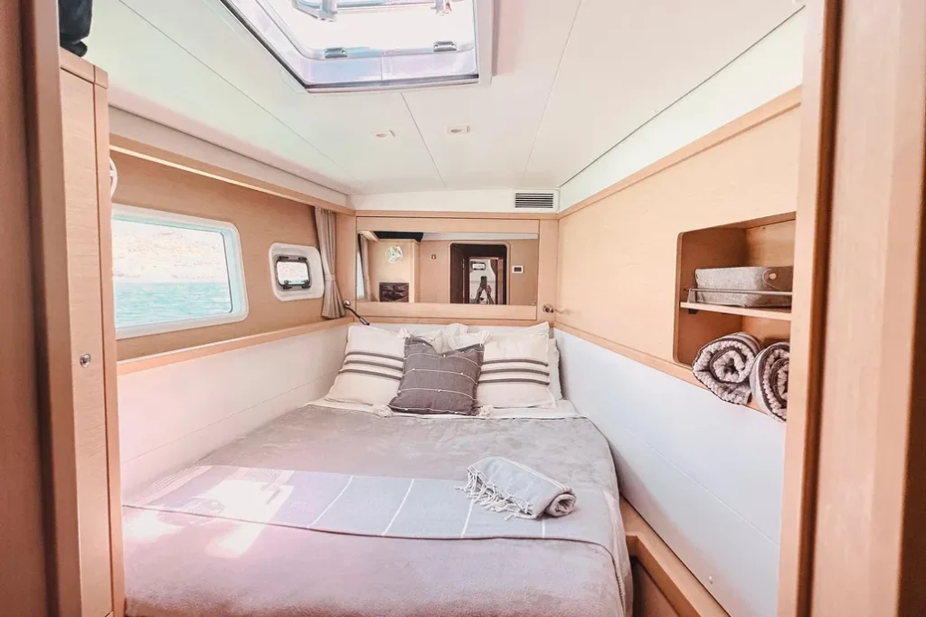 Lagoon 45 yacht charter La Paz - cabins and en-suite heads photo 02
