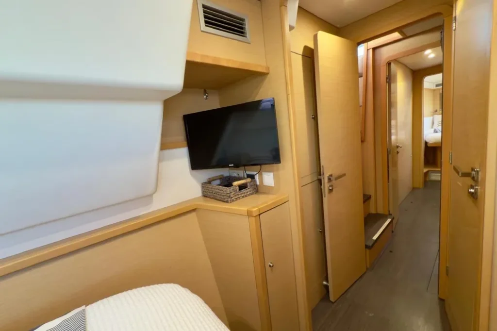 Lagoon 45 yacht charter La Paz - cabins and en-suite heads photo 03