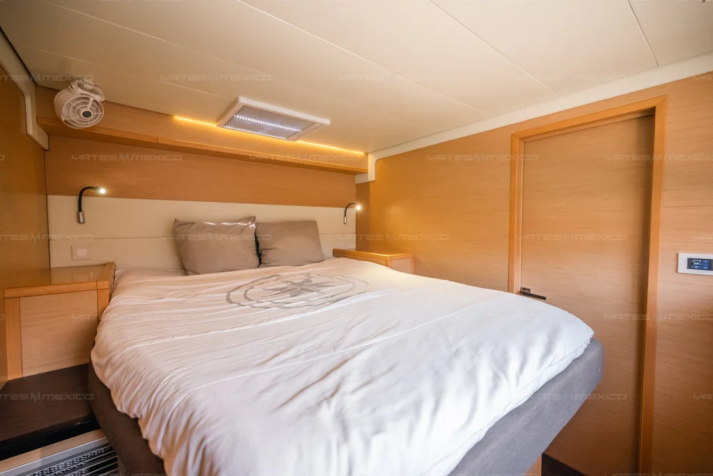 Lagoon 52 yacht charter La Paz - cabins and en-suite heads photo 04