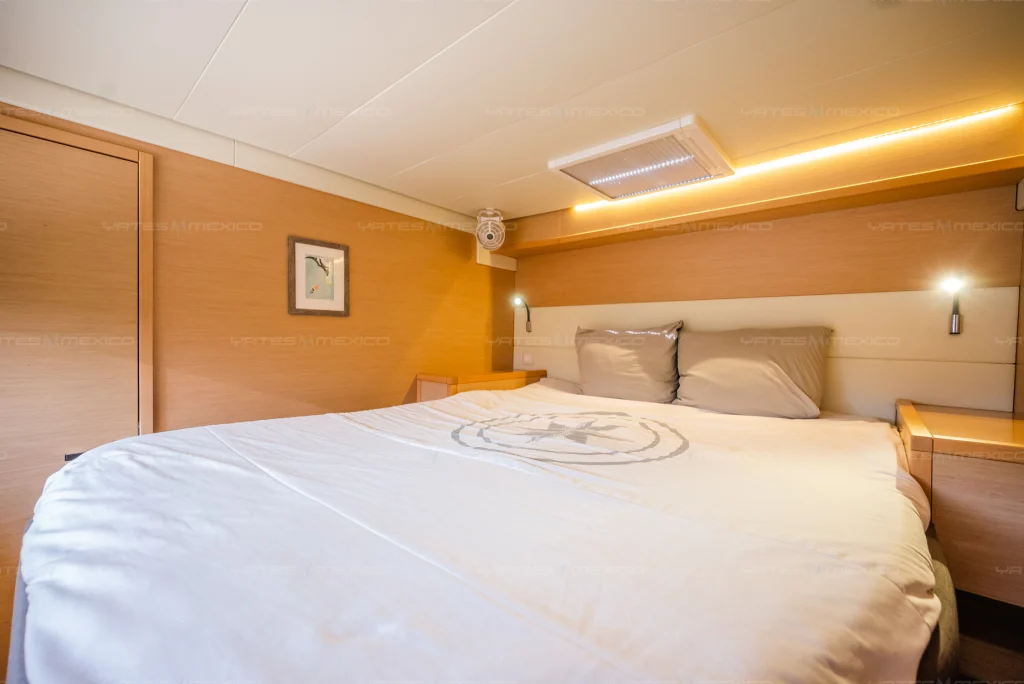 Lagoon 52 yacht charter La Paz - cabins and en-suite heads photo 05