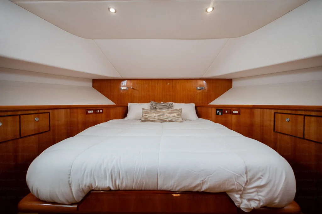Simbol 70 yacht charter Cabo San Lucas - cabins and en-suite heads photo 01