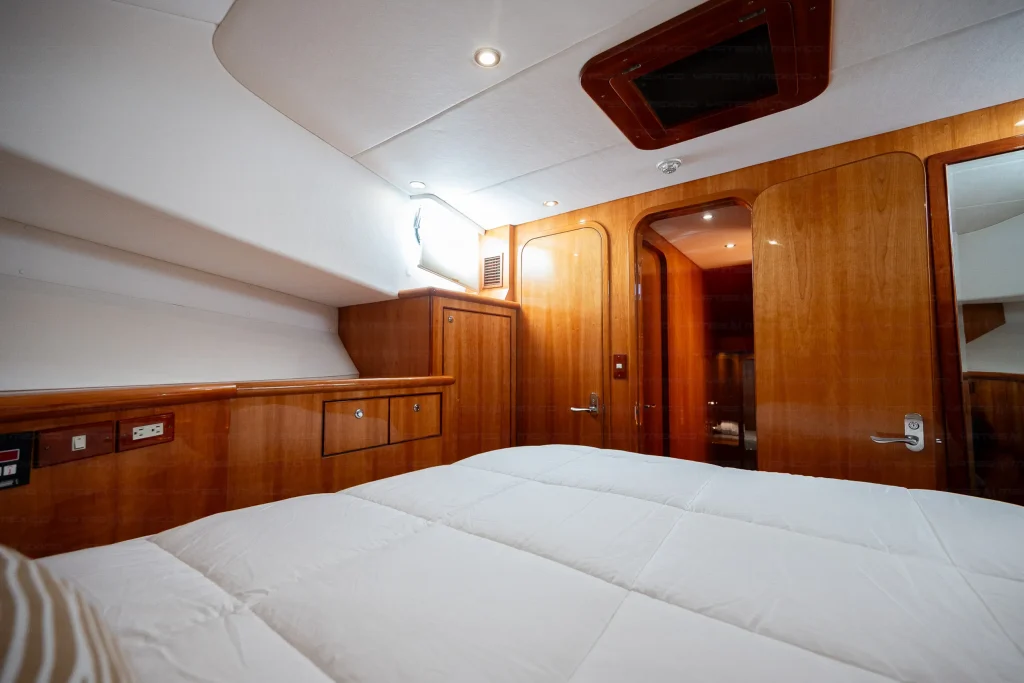 Simbol 70 yacht charter Cabo San Lucas - cabins and en-suite heads photo 04