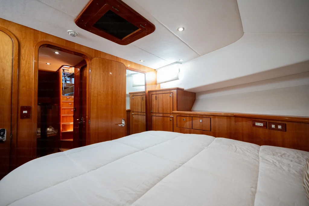 Simbol 70 yacht charter Cabo San Lucas - cabins and en-suite heads photo 05
