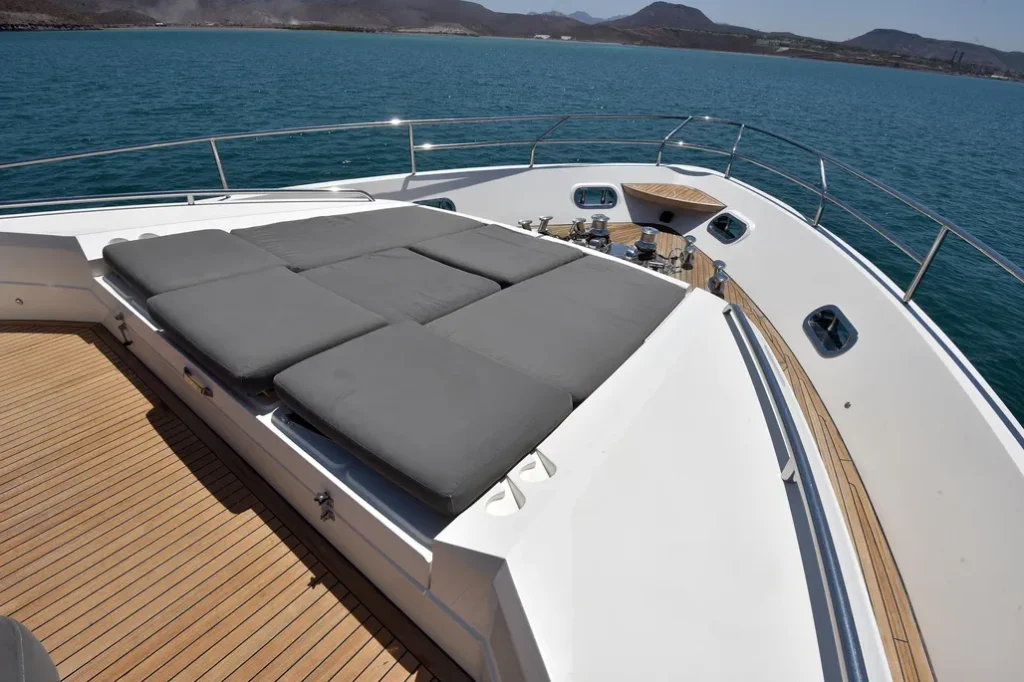 Princess 98 yacht charter La Paz - decks and flybridge photo 04