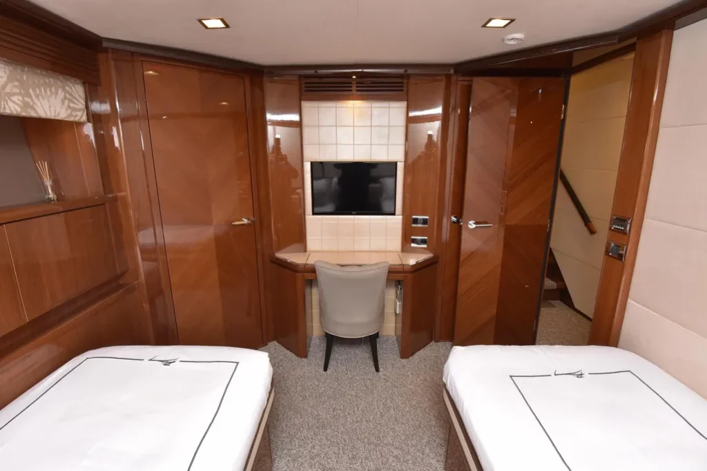 Princess 98 yacht charter La Paz - cabins and en-suite heads photo 03
