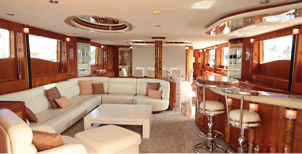 Salon and helm of the Horizon 110 yacht
