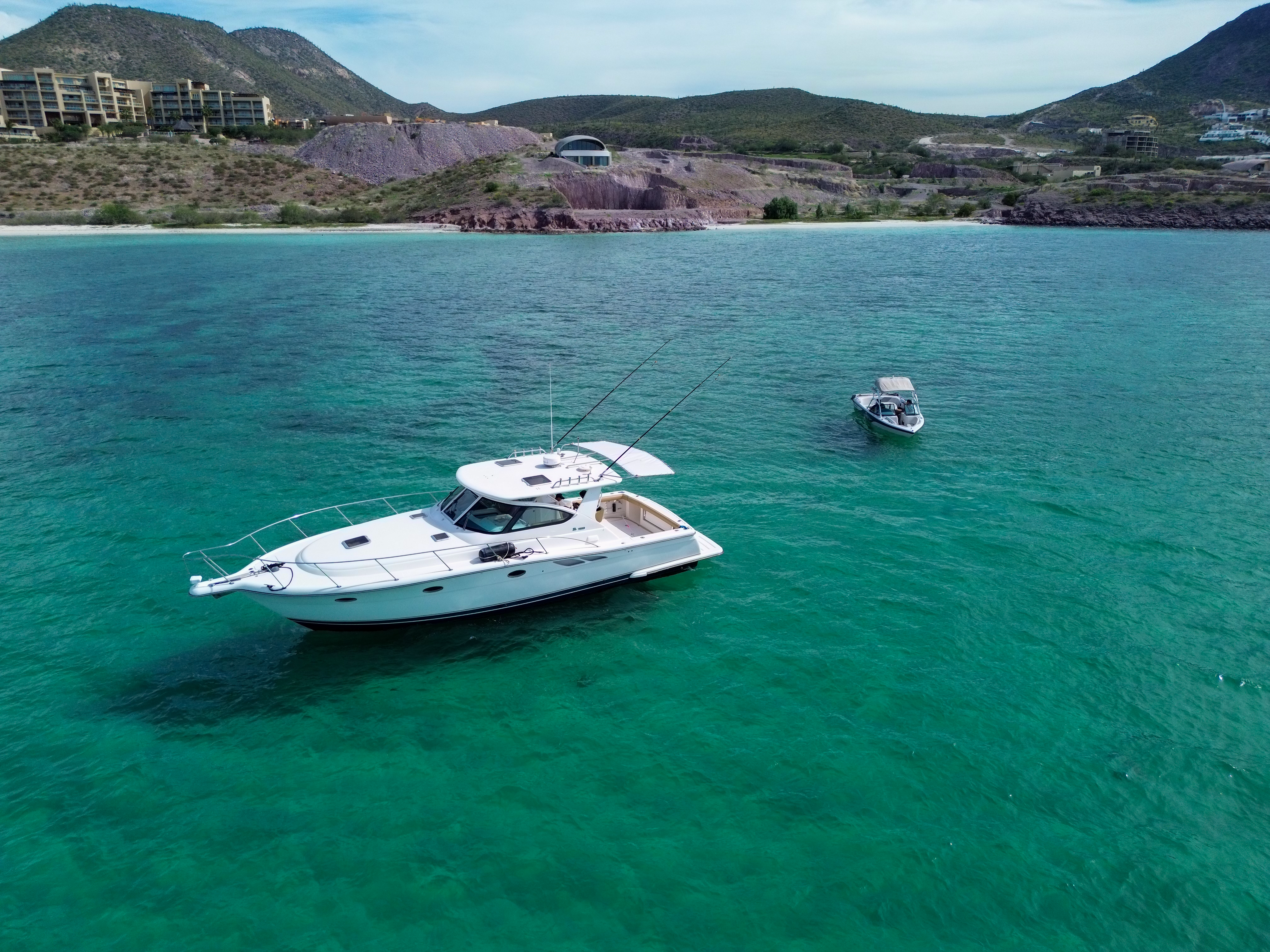 Tiara 40 yacht charter La Paz - exterior and cruising photo 04