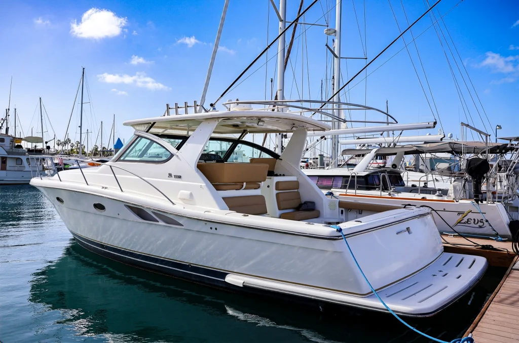 Tiara 40 yacht charter La Paz - exterior and cruising photo 05