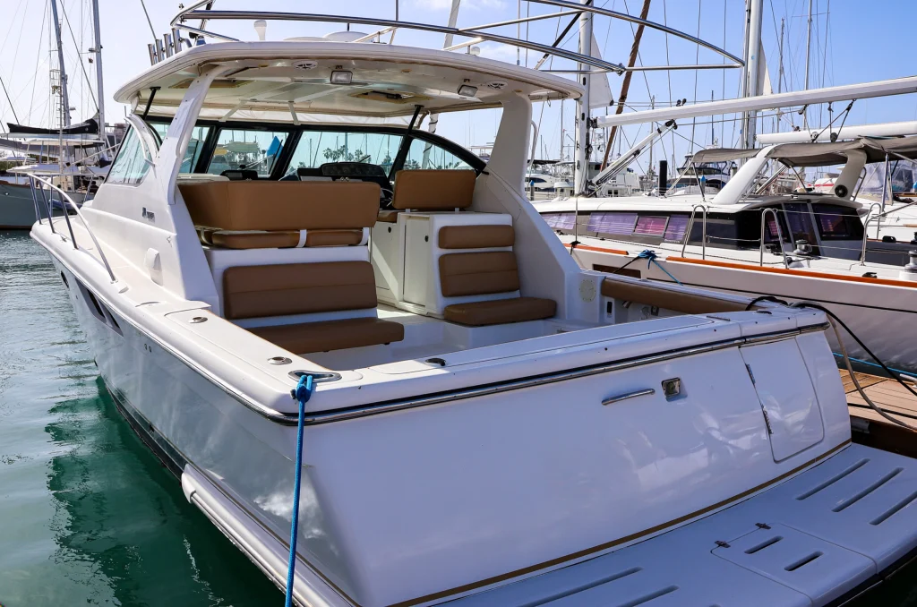 Tiara 40 yacht charter La Paz - decks and flybridge photo 01
