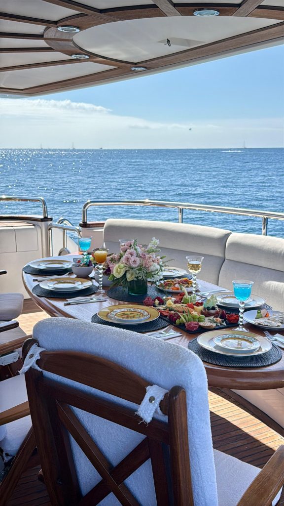 Event deck and flybridge of the Horizon 110 yacht