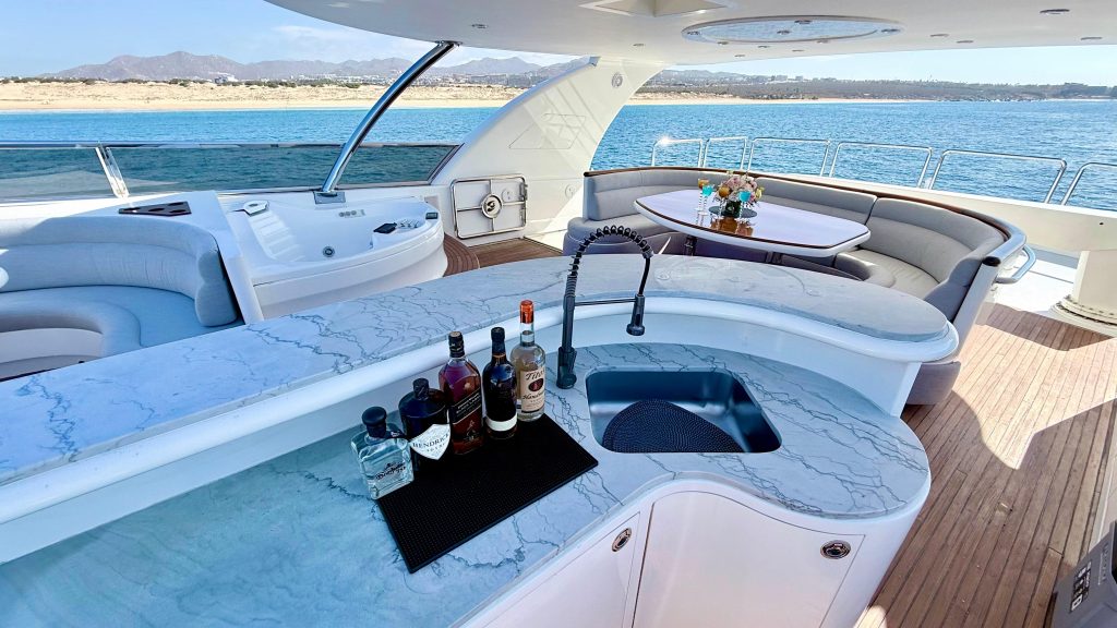 Event deck and flybridge of the Horizon 110 yacht