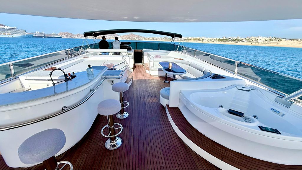 Event deck and flybridge of the Horizon 110 yacht