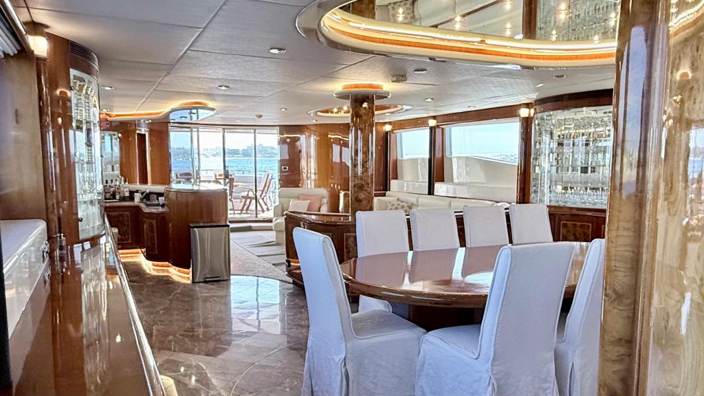 Salon and helm of the Horizon 110 yacht