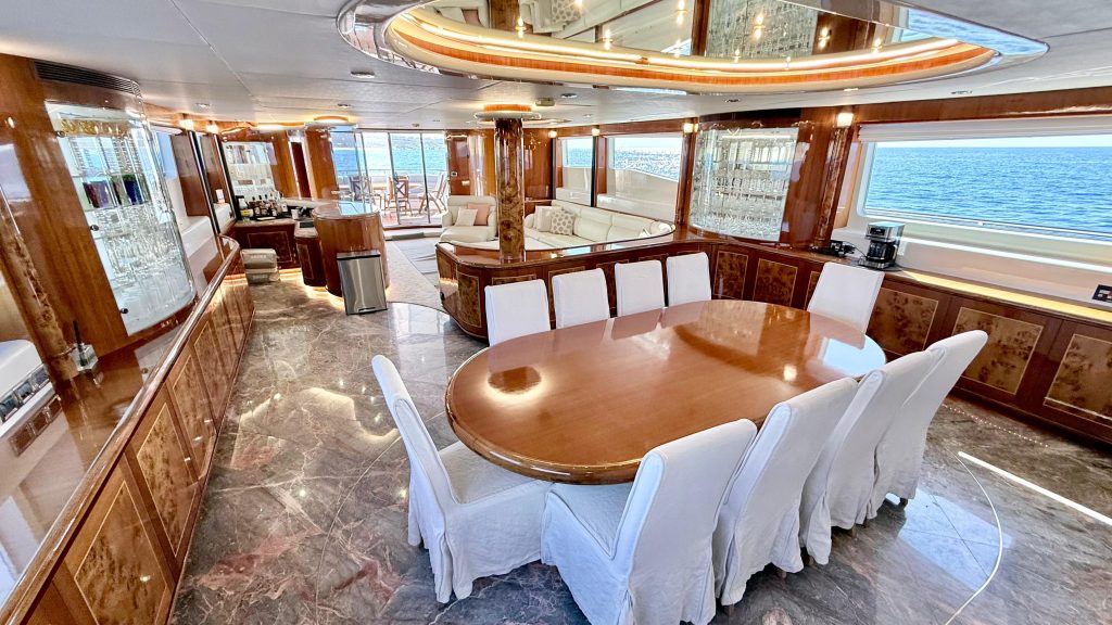 Salon and helm of the Horizon 110 yacht