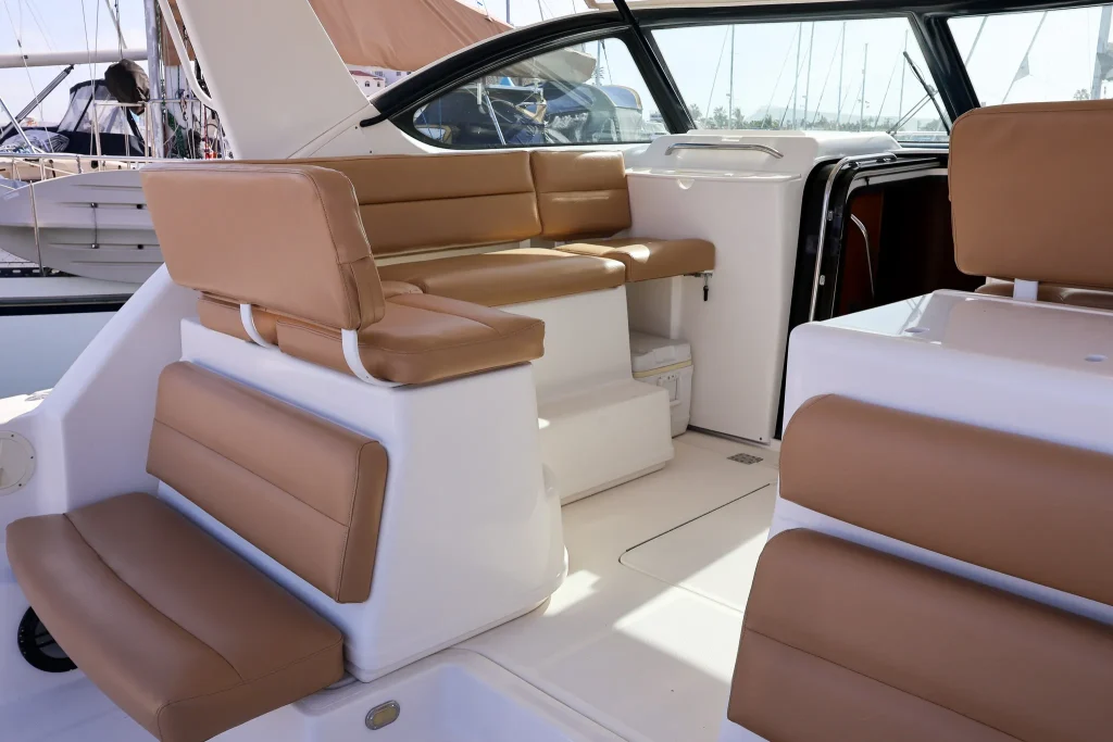 Tiara 40 yacht charter La Paz - decks and flybridge photo 02