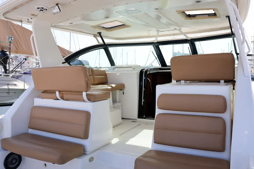 Tiara 40 yacht charter La Paz - decks and flybridge photo 03