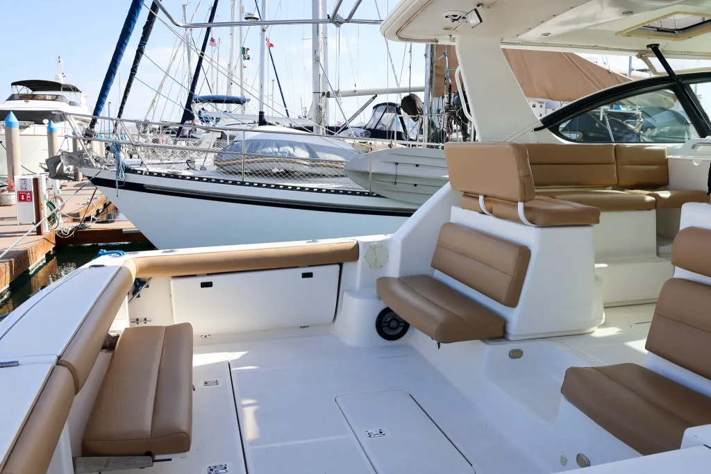 Tiara 40 yacht charter La Paz - decks and flybridge photo 04