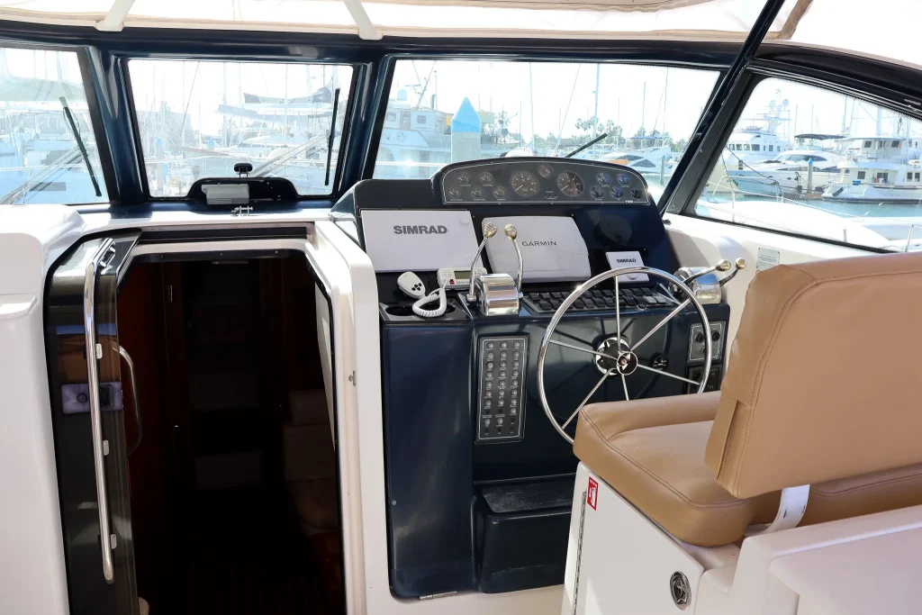 Tiara 40 yacht charter La Paz - main salon and helm photo 02