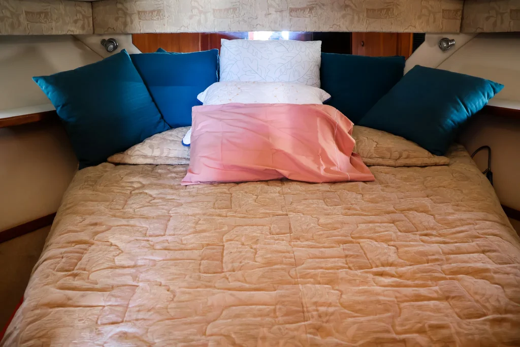Tiara 40 yacht charter La Paz - cabins and en-suite heads photo 02