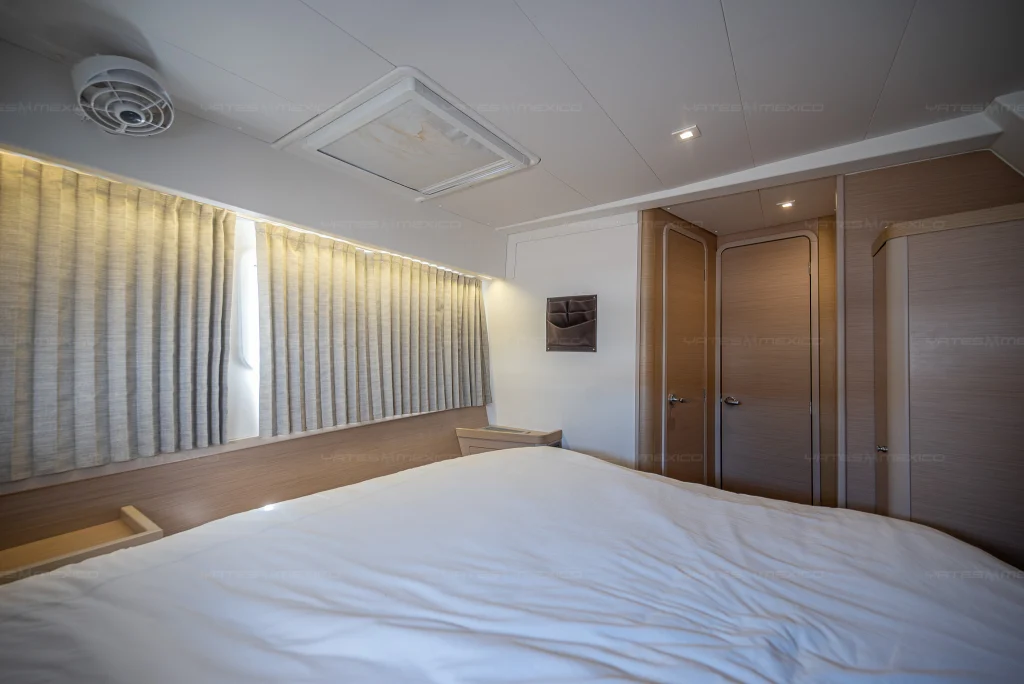 Lagoon 42 catamaran charter La Paz - indoor dining and lounge