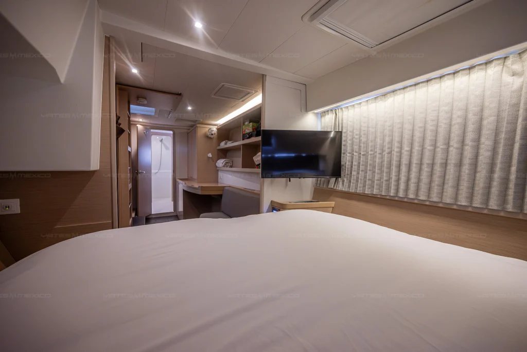 Lagoon 42 catamaran charter La Paz - private head with hot water
