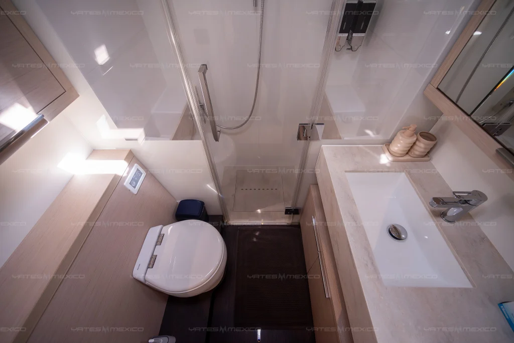 Lagoon 55 catamaran charter La Paz - cabins and en-suite heads - photo 35
