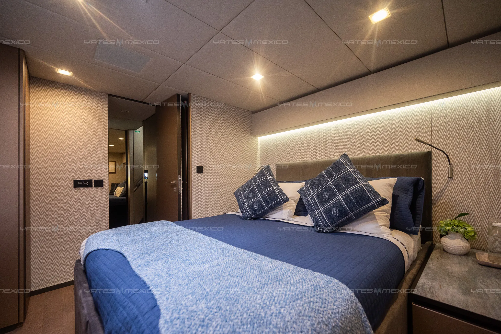 Sunreef81 28 Sunreef 81 yacht charter La Paz - cabins and en-suite heads photo 05