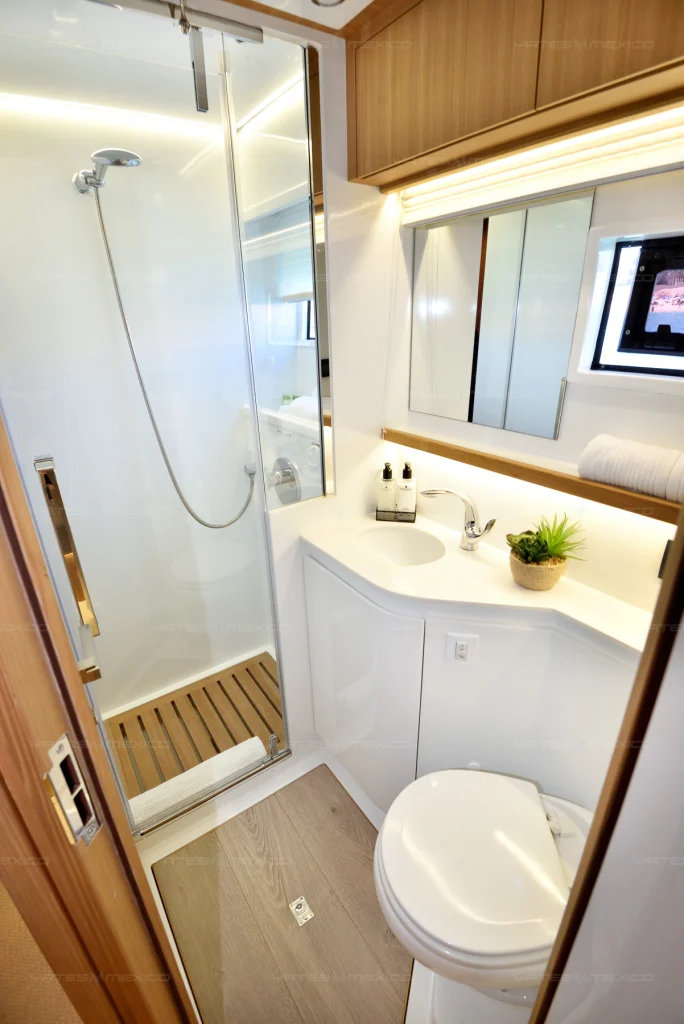 Iliad 60 yacht charter Cabo San Lucas - cabins and en-suite heads photo 02