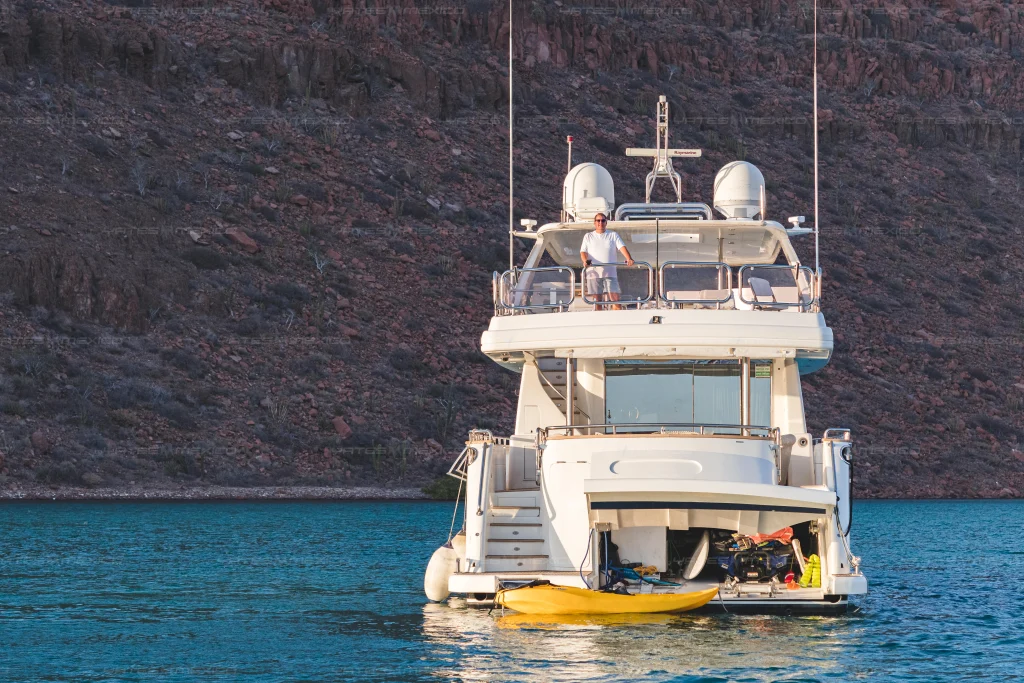 Horizon 84 yacht charter La Paz - exterior cruising view in the Sea of Cortez