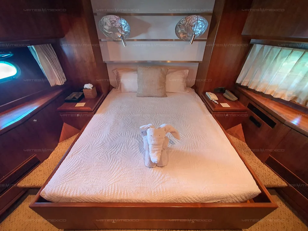 Horizon 84 yacht charter La Paz - VIP cabin with double bed