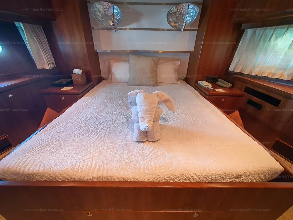 Horizon 84 yacht charter La Paz - master suite with en-suite head