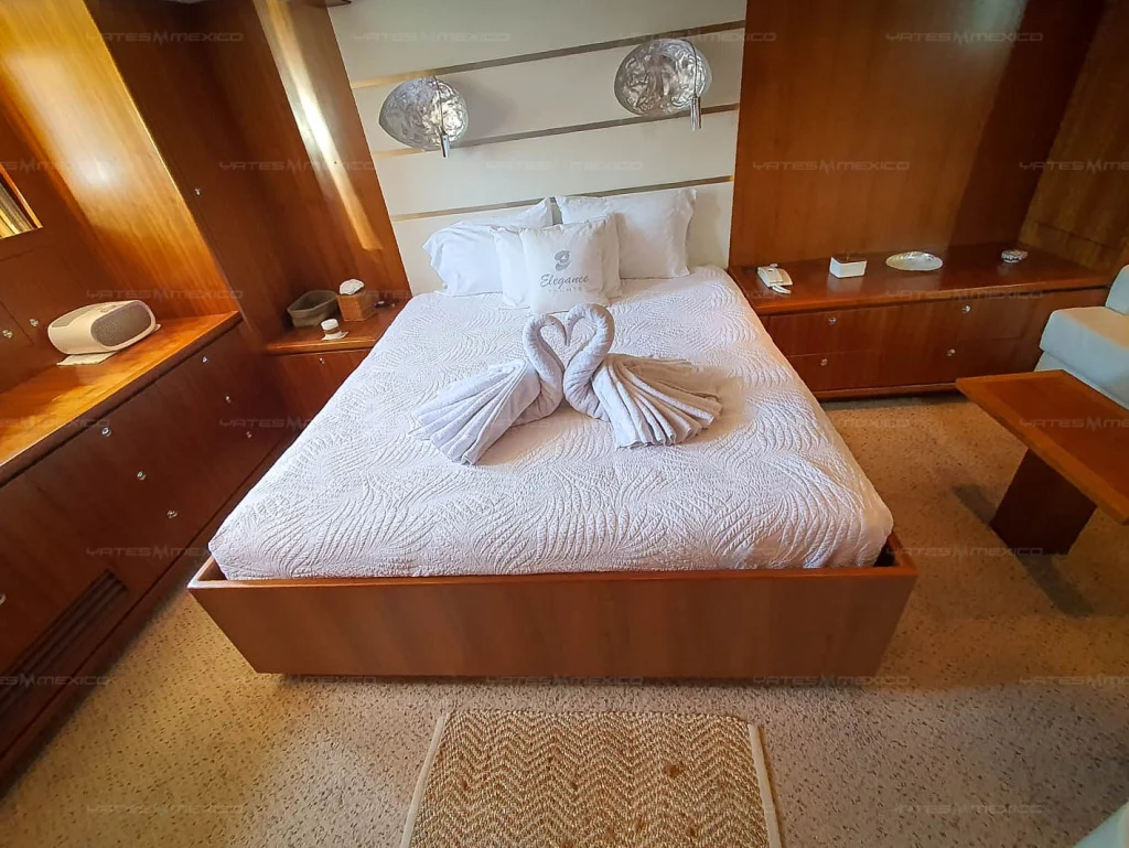 Horizon 84 yacht charter La Paz - formal dining table set for guests