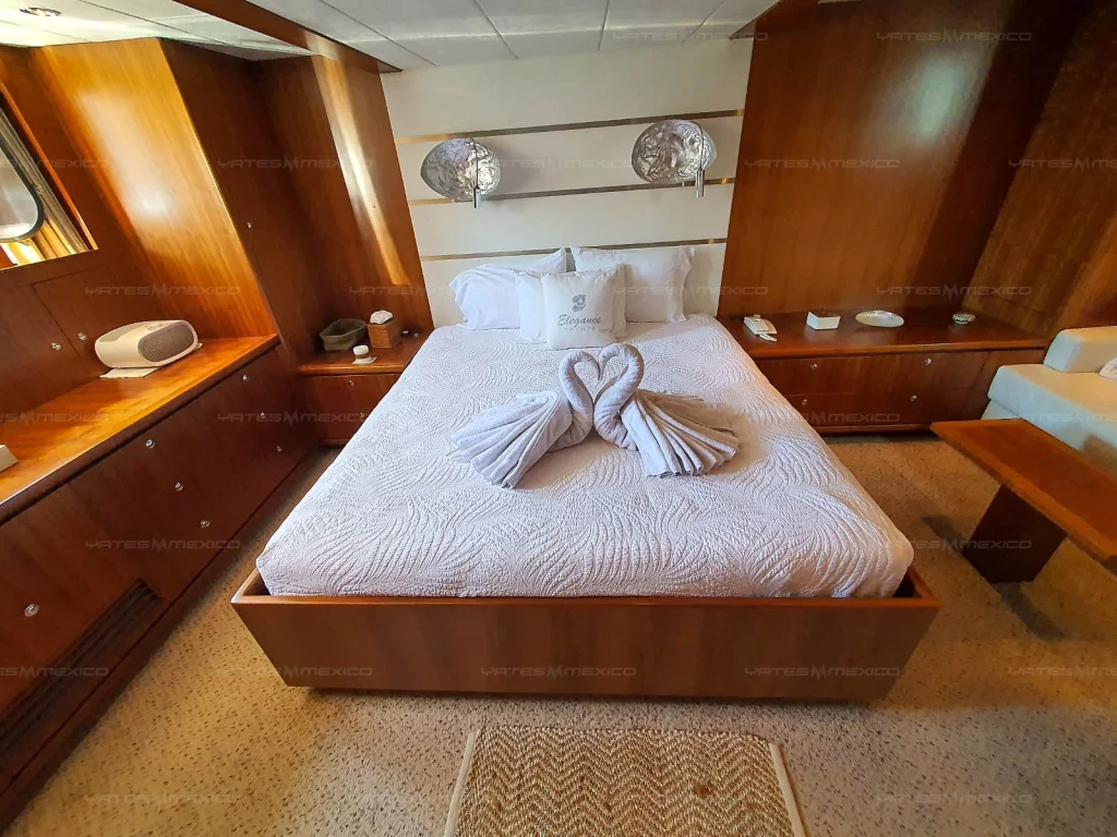 Horizon 84 yacht charter La Paz - salon seating with panoramic windows