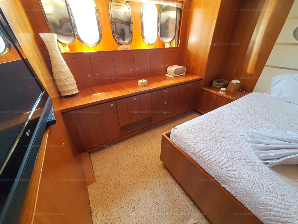 Horizon 84 yacht charter La Paz - main salon with lounge and dining