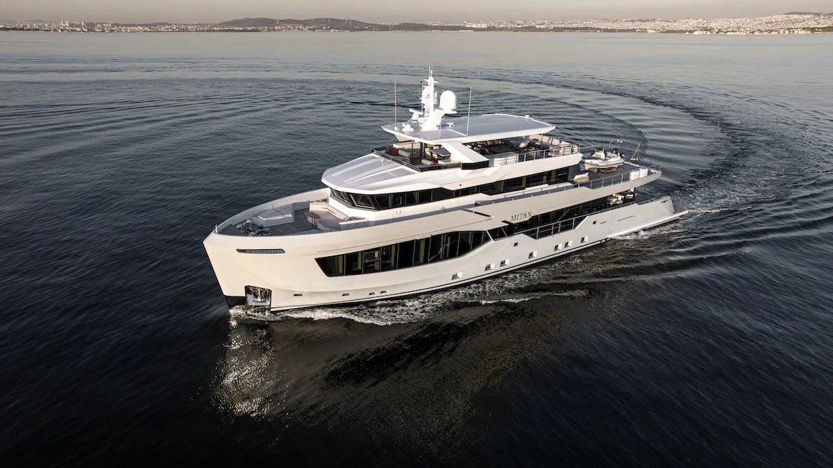 Numarine 132 yacht underway to the Bahamas