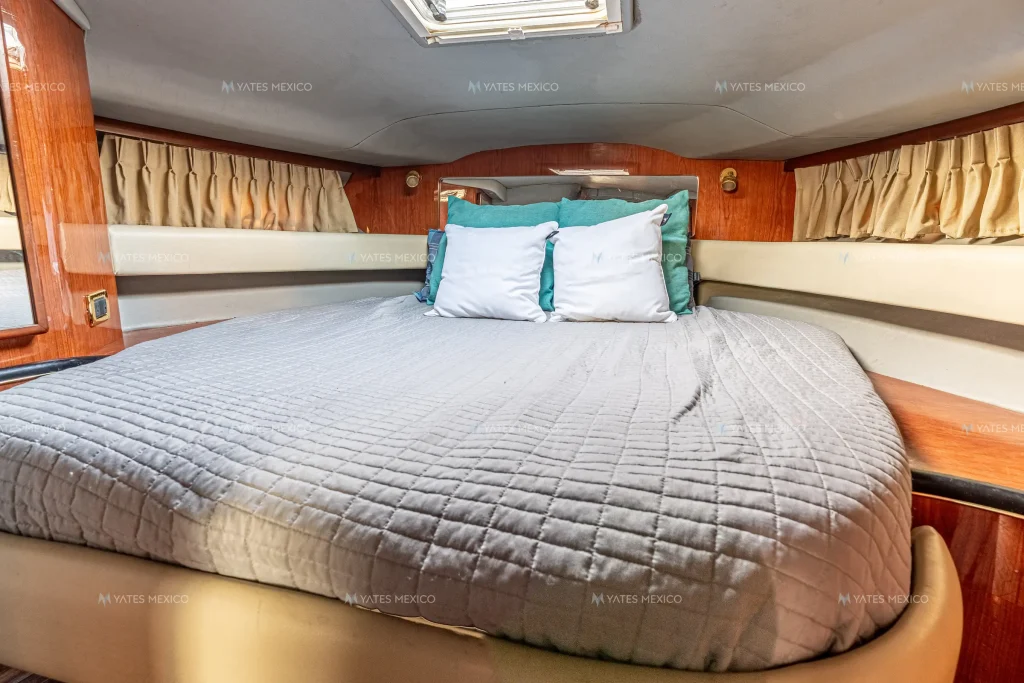 Sea Ray 45 yacht charter La Paz - forward master cabin with island berth