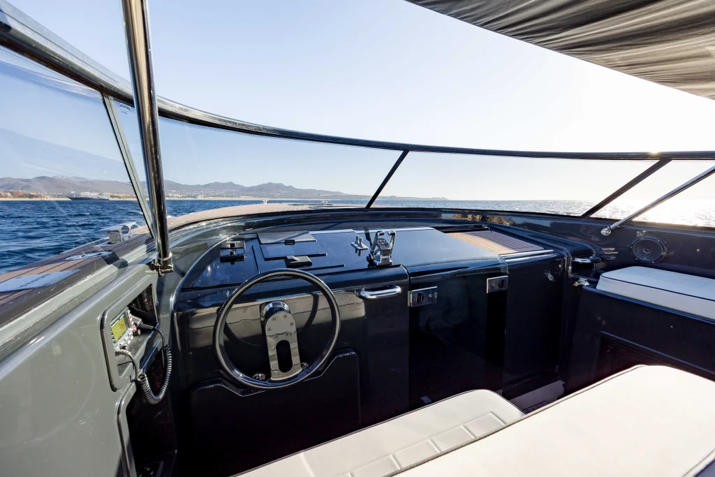 Helm station and steering wheel of the VanDutch 42