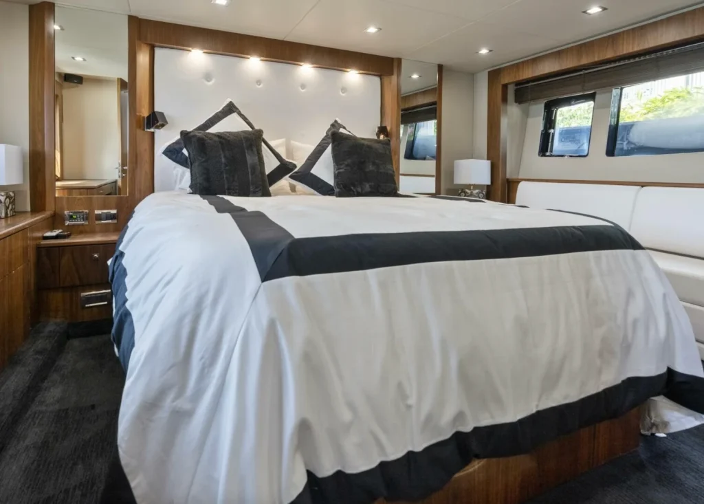 Sunseeker 64 yacht charter La Paz - master stateroom with king bed