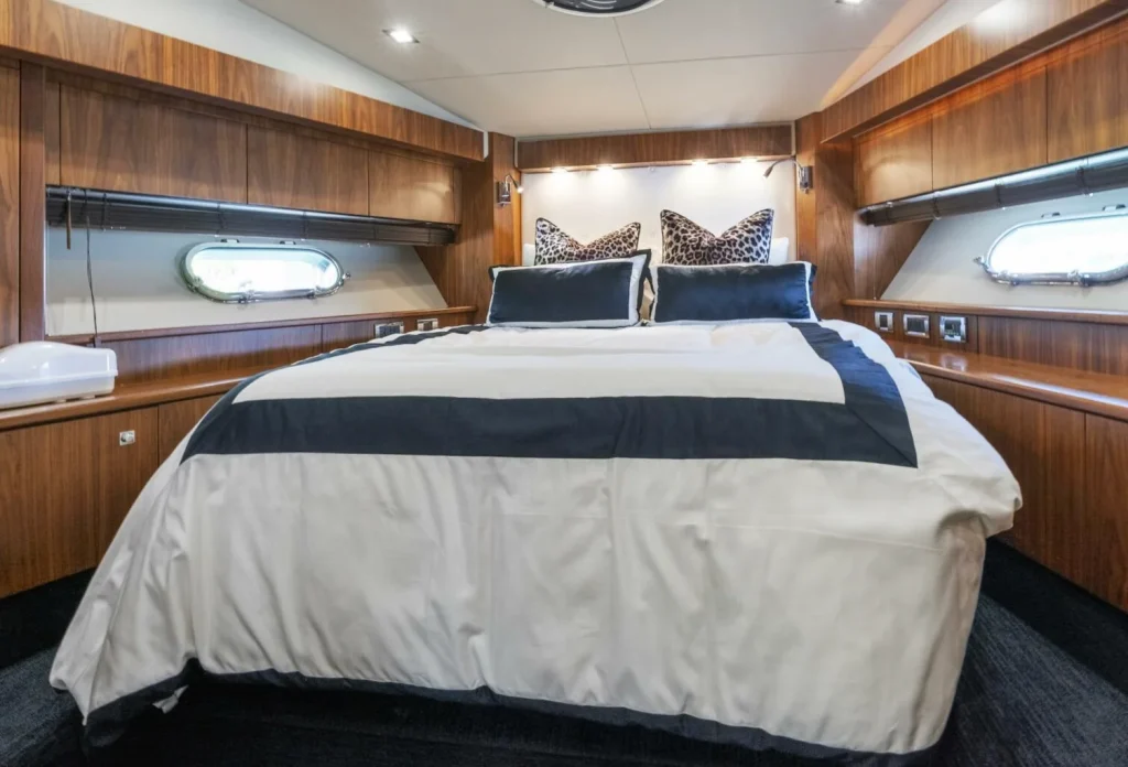 Sunseeker 64 yacht charter La Paz - VIP forward cabin