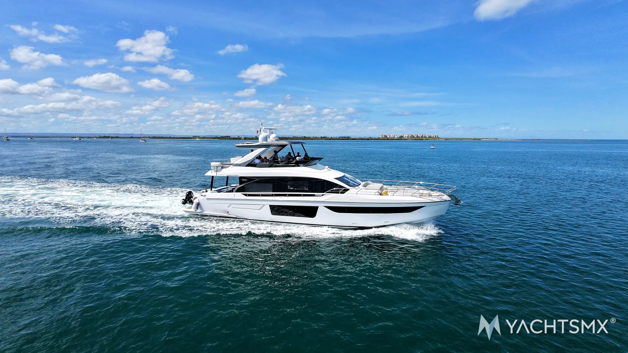 Azimut 68 2023 yacht charter La Paz - profile at speed - exclusive with YACHTSMX